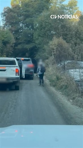 Chilevisión Noticias on Instagram: "🔴 La Policía de Investigaciones de Concepción detuvo a un hombre de 38 años, sindicado como el presunto autor de un incendio forestal en el sector de Buen Retiro. 👉🏼 La captura se produjo en un camino de tierra, donde siete funcionarios descendieron de tres camionetas institucionales para concretar la orden de detención. 📍 Al sujeto se le vincula directamente con el siniestro que provocó la muerte de 20 personas en la comuna de Penco. 📌 Este incendio es u