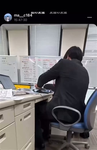 下関支店の女性職員が、営業店の執務室内でSNS「BeReal」に動画・画像を投稿した問題↓・本人に悪意や顧客情報流出の意図はなしと説明・一方で「承認欲求が背景では」との見方・執務室への私用スマホ持ち込みは原則禁止（例外は事前許可・緊急時のみ）・処分の有無は非公表、会見予定もなし