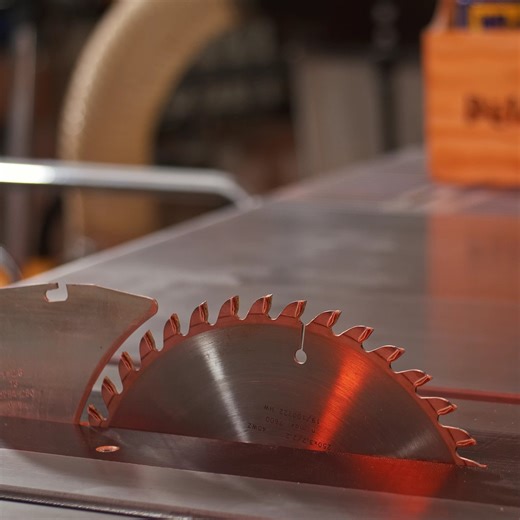 Tomáš Krásenský on Instagram: "Vyčisti si pilu! Celé video na mém YT kanálu Dělejte něco! #delejteneco #wd40 #workshop #tablesaw"