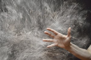 Hand Movements and Visual Attention: A Dance of Separate Rhythms - Neuroscience News