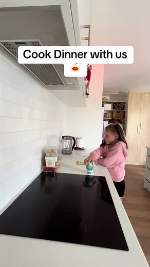 Cook dinner with us 🍝 Easy, 10 minute, yummy dinner! Mix it all toghther at the end 🤤 #dinner #easyrecipe #yummyfood #fyp