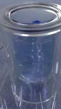 青い液体の液体酸素が沸騰している様子（映像）