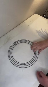 19K views · 341 reactions | #burlap #burlapdecor #burlapwreath #burlapwreathtutorial #farmhousedecor #farmhousedecorating #farmhousediy | JustWreathinAroundTX | Facebook