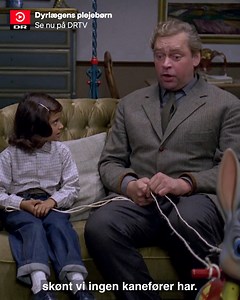 En god gammel Dirch-klassiker. Så kan julefreden sænke sig 😌 Du kan se 'Dyrlægens plejebørn' på DRTV. | DRTV