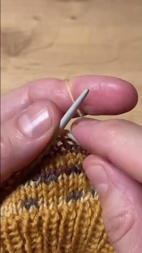 How to change colours when knitting in the round #knittingtechniques #knitting