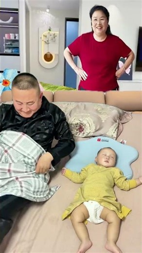 Baby playing with dad 😂 Dad woke up right away at the sound of the baby farting lol So cute I'm g...