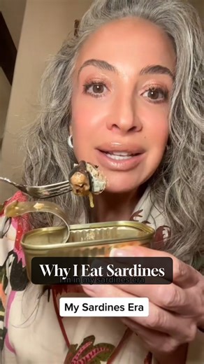 Vanessa Chamberlin 🌸 Midlife Beauty 🌸 Grey Hair Coach on Instagram: "Why I Eat Sardines Okay yes they’re a little fishy. But hear me out. 🐟 Back in 2018 it wasn’t just a little brain fog. It was a serious health scare. I was having memory issues and other symptoms I couldn’t ignore. I went to a functional medicine doctor and did a deep dive into my blood work. Comprehensive testing. And what we found was sobering. My health was in real decline.🫣 What made it even harder was this I had spent