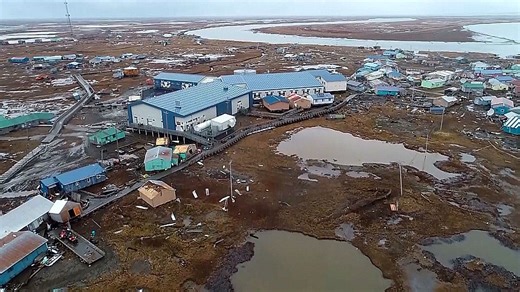 Una aldea en Alaska sufre inundaciones y es golpeada por escombros tras el paso del tifón Halong