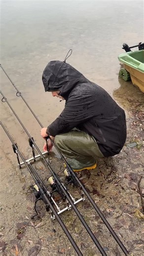 ONE MORE CAST on Instagram: "A STORM-INGLY ⛈️ GOOD WATERPROOF 💦 FISHING 🎣 JACKET 🧥 The SPLASH CAMO KNIGHT Waterproof 😍 (sported here by @stevehillfishing) — designed to perform in the harshest outdoor conditions ☔️ while maintaining that unmistakable OMC finesse 😎. ✅ Super-durable, soft-touch waterproof fabric ✅ Fully taped seams ✅ Waterproof zip external pockets with custom OMC toggles ✅ Adjustable hood with toggles ✅ Velcro-fastened adjustable cuffs ✅ Side waterproof zip air vents ✅ Added