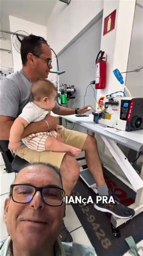 Máquina de costura que não precisa de pedal. Só põe a malha