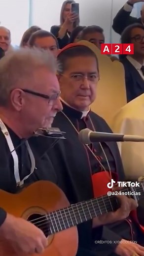 León Gieco canta 'Solo le pido a Dios' al Papa Francisco
