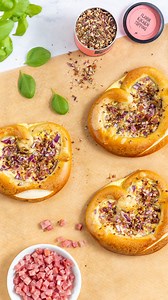 Wir LIEBEN Flammkuchen und zwar in allen Variationen. 😍 Heute zeigen wir Dir statt dem klassischen Flammkuchen, dieses Flammkuchen Brezel Rezept. Super zum mitnehmen oder als schnelles Abendessen ❤️ 👉 Wie isst Du Flammkuchen am liebsten? ZUTATEN TK Brezeln 200 g Creme Fraiche 1 Ei Geriebener Käse Speck 1 Rote Zwiebel Just Spices Flammkuchen Topping https://jspc.es/flammkuchen-topping ZUBEREITUNG 1️⃣ Creme Fraiche, Ei & Käse gut vermischen. 2️⃣ Die Brezeln auf ein Backblech legen und mit der Ma