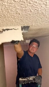 Here are all my #DIY tips for popcorn ceiling removal!1- Safety first! Popcorn ceilings on homes older than 1980 are likely to contain asbestos. It is always worth testing. Even if your home is newer than 1980, (like ours was) you should always wear a resperator and eyewear. I was dumb and didnt because this was years ago and it tested negative for asbestos and i didn’t realize there are still harmful particulates in it! So do as I say, not as I do!2) Popcorn ceiling removal is very messy! Cover