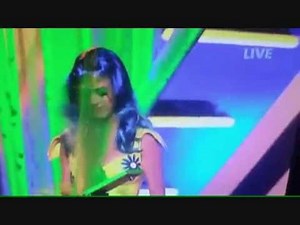 very funny - Katy Perry blue hair gets slimmed / gunged in the face at the MTV music awards dress