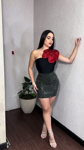 Disponible 🎄🎁 Tu favorito? Nueva Colección 📍Visitanos C/ Jesus de Galindez No 25, Santo Domingo Este Ensanche Ozama, Distrito Nacional, RD. Horario ⏰ Lunes- Viernes 9:30am - 6:00pm Sábado 9:30am - 6:00pm Domingo Cerrados ❌ • • • •RD$ • • • #Chanafashion #beauty #Fashion #preparateconmigo #look #combinacionesperfectas😍