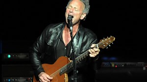 Flashback: Lindsey Buckingham Plays a Blistering 'Go Your Own Way' in 2011