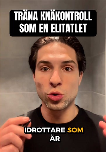 Knäkontroll som en elitatlet – på fem minuter 👇 De flesta tränar styrka runt knäet. Eliten tränar något helt annat ⚡️ Här är sanningen som färre pratar om: Musklerna runt knäet är första försvarslinjen. Deras jobb är att reagera och skydda knäled och ligament 💪 Men när du bromsar hårt, landar efter ett hopp eller byter riktning händer allt på ett bråkdels sekund. Om nervsystemet inte hinner koppla på musklerna i tid – faller ansvaret på ligamenten istället. Och det är just där skadorna sker ❌ 