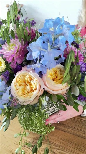 Creating a Summer Hand-Tied Bouquet 🌸