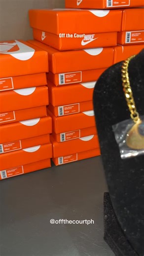 JUST DROPPED‼️👟 Nike Necklace ‘Swoosh Gold’ 💸For only ₱1,800 Sizes: ONE SIZE 💯Brand new OnHand Complete 📥DM US FOR INQUIRIES 📦WE SHIP NATIONWIDE 📞Call us 0968 264 3622 📲FB: Off The Court 📲IG: @offthecourtph_ 📲Tiktok: @Offthecourtph 📍2/F C&B Circle Mall, Maysan Valenzuela City WE ARE OPEN EVERYDAY 🕕11AM-8PM | Off The Court
