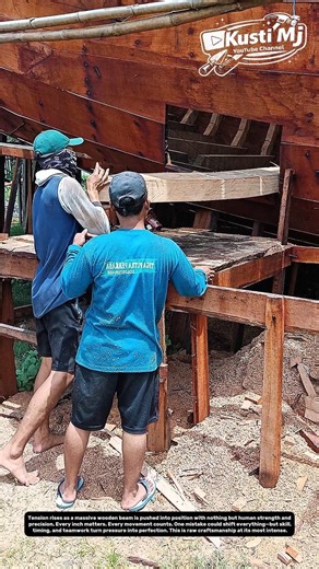 Against Gravity – The Moment a Giant Timber Locks Into Place 🔥⚒️.