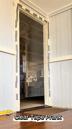 Clear tape prank 🤣🤣#scare #scared #scareprank #prank #trending #viral #fun #funny #fyp #foryoupage #challenge #couple #family #jumpscare | scare.prank.usa5