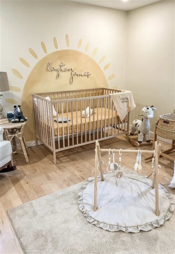 You’re waking up in a room full of sunshine. ☀️🧸 @Chandlerkelseaa thank you for trusting me with this mural 🫶🏻 still one of my favs 🤍 . . . #babyroom #nurserydecor #mural #artist #babydecor