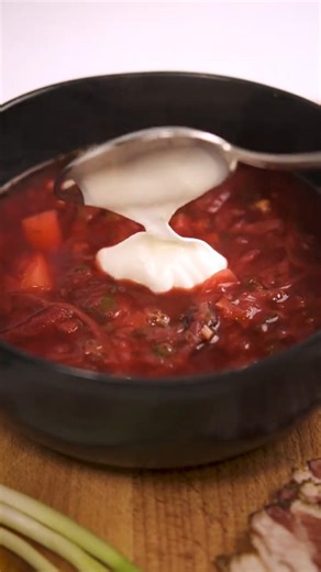 Red Borscht with Garlic Bread Rolls 🍲