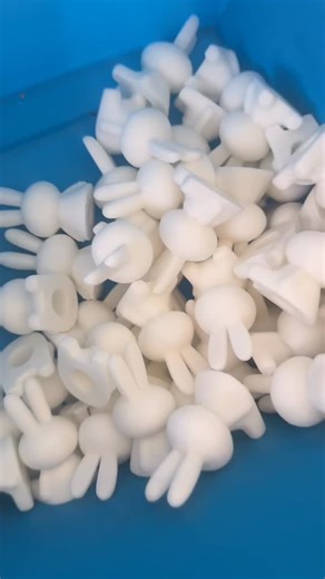 December’s Dollhouse Miniature Subscription Box was all about Santa’s Coming to Town 🎄 And what better way to welcome him than leaving a light on? These glowing little rabbits started as blank shapes, then came to life with hand-painted details and that final glow. Tiny magic, made by hand—one rabbit at a time. 🐇✨ | Mic Drop Miniatures