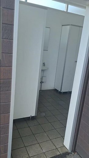 駅の公衆トイレ内に嘔吐物が撒き散らかされていた🚉この時期はノロウイルスの感染リスクが高いので怖いです😨