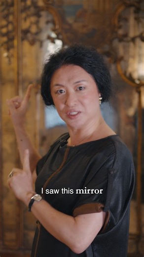 ✨ An Antique Mirror Full of Stories in Jin Xing’s Paris Apartment ✨ In this video, Jin Xing shares the fascinating story behind the installation of a massive antique mirror in her former Paris apartment. More than just decoration, this mirror carries a soul and memory, once belonging to its illustrious original owner: Valtesse de la Bigne, a celebrated figure of Parisian high society. From her passion for antiques to the dramatic effort of moving and installing the monumental mirror, and even th