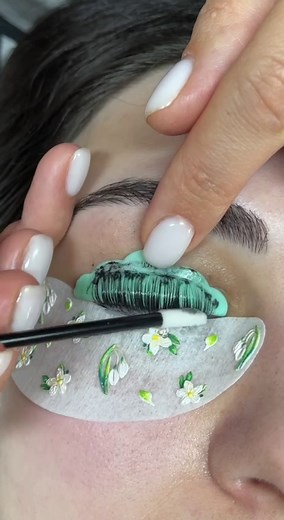 Lash Tech shows the process of eyelash lamination!