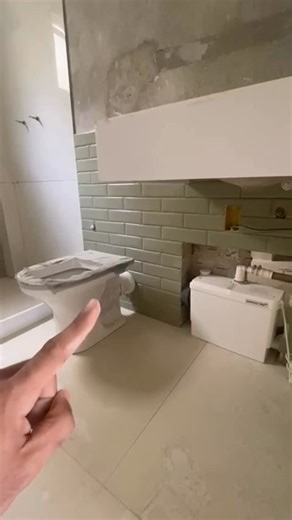 SFA Sanitrit Brasil on Instagram: "Transformar um quarto em suíte é totalmente possível com o Sanipack 🙌 Graças ao sistema triturador e à possibilidade de instalação sem furar a laje, você adiciona um banheiro onde quiser, com praticidade e rapidez. # Mais conforto, mais valorização do imóvel e zero dor de cabeça 🔧✨ #reformadebanheiro #sanitritbrasil #arquiteturasustentável #engenhariacívil"