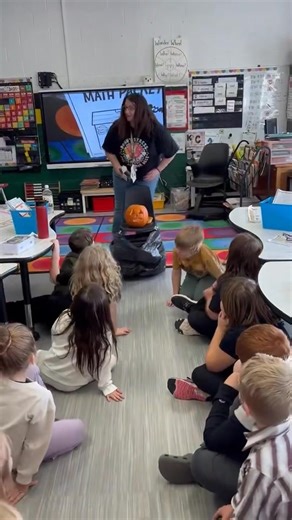 Mrs. Koll’s first grade experiment with baking soda and vinegar today. Happy Early Halloween 🎃 | Hedding Grade School