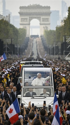 ✝️🇫🇷 «Europa católica». León XIV ha presidido este sábado una misa multitudinaria en la plaza de la Concordia de París, seguida por unos 700.000 fieles. Antes de la celebración, el Papa ha recorrido en papamóvil los Campos Elíseos para saludar a quienes aguardaban a lo largo de la avenida. En su homilía, el Pontífice ha pedido a los católicos que no guarden la fe para sí mismos y ha recordado la historia cristiana de Francia. La multitud reunida en el centro de París vuelve a mostrar la capaci