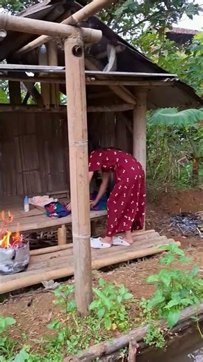 Resting by the fire in this bamboo hut is so peaceful 🔥