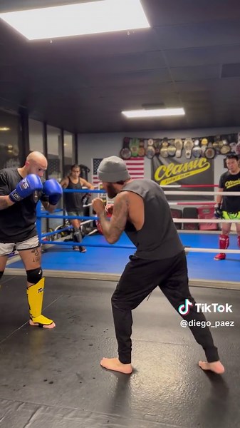 Setting up the TEEP 🦶 . . . #flowfighter #matrix #teampaez #classics #muaythai #cometrain #fighter #kickboxing #mma #setups #breakdowns #moretocome #followmyjourney #fyp