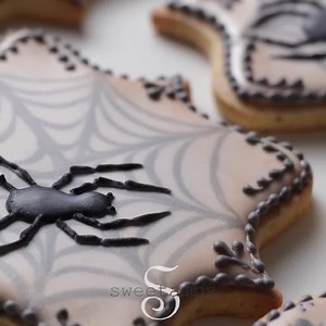 Learn how to make these creepy spider cookies using the plaque cookie cutter from Ann Clark Cookie Cutters in my video tutorial! Find the full version here: http://bit.ly/2d5VxJ3 | SweetAmbs