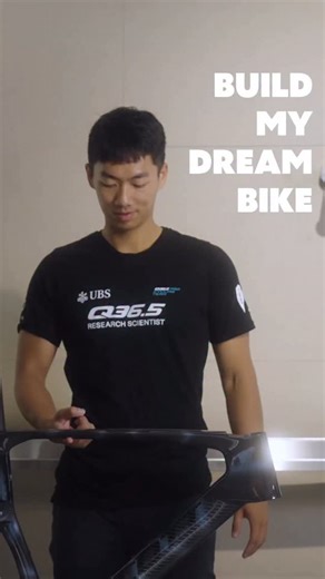 Choco🍫 郭翰丞 on Instagram: "Not just a bike build, it’s Art. 2026年新夥伴生出來了，接下來要來好好跟他培養感情😌 嘗試致敬 @quekshio 導演的拍攝手法，看著大師幕後教學拍攝還是花了很多時間🔥 謝謝 @___sky._____ 和 @fabro.bike 秒答應這個組裝創作，一起完成它🔥 Sound ON🔊（記得開聲音 @scott_bikes_taiwan 車子美到我捨不得騎 藍色紫色在不同光影下變色真的很好看！ 車架 @scott_bikes_taiwan FOIL RC ULTIMATE 變速器套件@salloybike @sramroad FORCE AXS E1 大全套 BB @ceramicspeed 坐墊 @syncrosbike TOFINO V SL CUT OUT 把帶 @dedaelementi_taiwan LOOP TAPE濕式PU 碟盤 @dedaelementi_taiwan Disc Brake Rotors 浮動碟 輪組 @vision_tech_asia METRON 45 