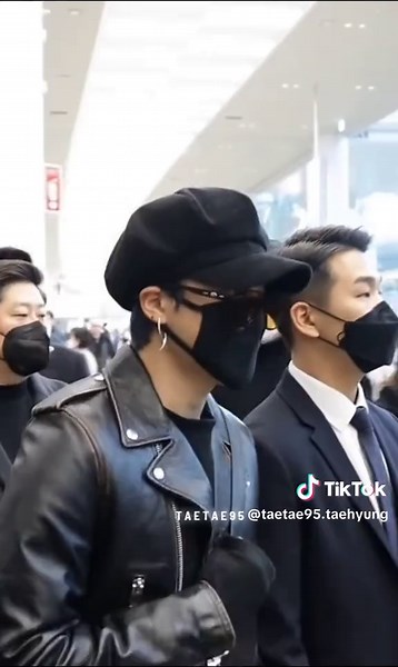 BTS Members Arrive at Airport After Hawaii Trip