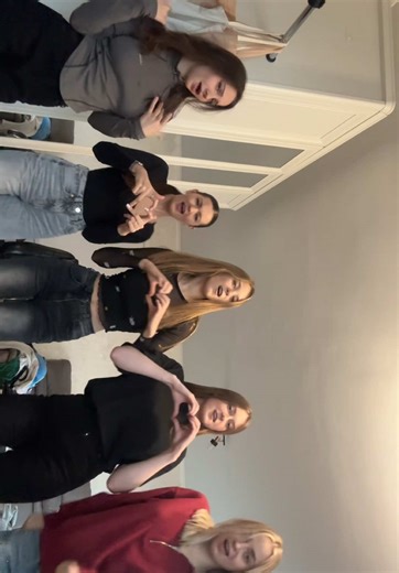 Belarusian girls🇧🇾 @Юлия Гарай @kkemstach @polinnochkaaa @dian.kovalenko 👯‍♀️ #рек #minsk #беларусь