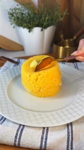 Tábita Gonçalves | Turismo & Gastronomia on Instagram: "Cuscuz de Microondas Se você ama receita rápida, prática e MUITO gostosa… essa aqui vai virar seu novo café da manhã favorito! 📌 Ingredientes • ½ xícara de flocão de milho • 7 colheres de água • ½ colher de sopa de manteiga • Mussarela ou requeijão bem cremoso • 1 pitada de sal • 2 pitadas de açúcar ou adoçante em pó 🔥 Modo de Preparo 1. Misture a água + manteiga e leve ao micro-ondas por 20 segundos. 2. Acrescente o flocão e mexa bem. 