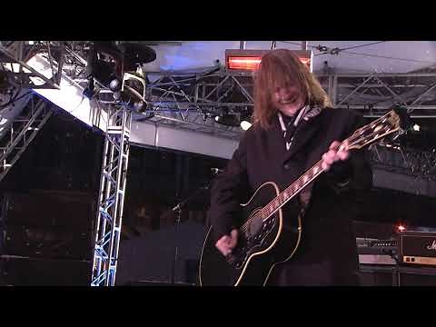 Soul Asylum - Runaway Train Live (Super Bowl Live Performance)