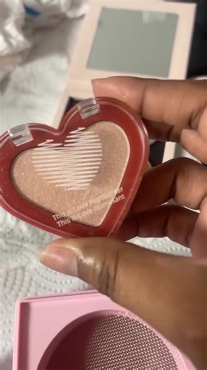 Turning favorites into a custom quad? Yes, please! @becksonthebeat used the FIXY Kit to press her heart-shaped Love Highlighter into a perfect round pan-because the faves deserve to stay together #MakeupFix #CustomPalette #BeautyHack #makeupartist