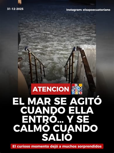 #CURIOSO | Un video captó el momento en que una mujer desciende hacia el mar en medio de fuertes olas. Lo que llamó la atención de los usuarios fue que el oleaje parecía intensificarse cuando ella entró y calmarse al salir. La escena generó todo tipo de comentarios y rápidamente se volvió viral en redes sociales. #ElSapoEcuatoriano 🌊 #MomentoViral #Mar #RedesSociales #Viral #Naturaleza #debate