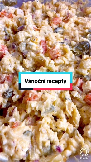 Vánoční recepty - kompilace Dal jsem dohromady všechny svoje vánoční video recepty do jedné kompilace. Snad se vám nějaký bude hodit 😉. 00:00 - Bramborový salát 02:09 - Vaječný koňak 03:32 - Chlebíčky 06:11 - Řízkové chlebíčky 06:41 - Ruské vejce 07:41 - Vánoční burger 08:45 - Opečená vánočka 09:50 - Chorizová pomazánka 11:50 - Novoroční čočka Vaječňák suroviny: 1 kg pasterovaných žloutků 110 g cukru krystal 4 vanilkové cukry 2 l 33% smetany 2 l plnotučného mléka semínka ze dvou vanilkových lus