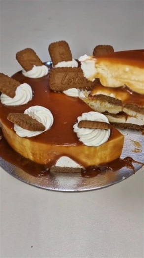 Torta fredda con caramello ai biscotti LOTUS ricetta per teglia cm 20-22 220g biscotti lotus tritati finemente caramello: 50g zucchero 75ml panna liquida 30g burro sciolto sciolto nella panna calda 30g biscotti tritati finemente base 180g biscotti tritati e 90g burro sciolto ripieno: 6g gelatina in 100ml acqua per ammorbidire 300g mascarpone 100g zucchero a velo 400ml Panna semimontata 100ml latte caldo per sciogliere la gelatina ammorbidita #simoneespositopasticciere #lotus #biscotti #caramello