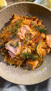 Ben je nog opzoek naar een heerlijk eenpansgerecht? Maak dan eens deze gezonde orzo met zalm! Wat zet jij vanavond op tafel? Het hele recept vind je hier: https://miljuschka.nl/eenpansgerecht-met-orzo-en-zalm/ | Miljuschka Witzenhausen