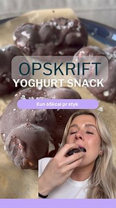 Yoghurt-chokolade snack på kun 65 kcal 😍😍 Den er nem at lave, smager fantastisk og der er KUN 65kcal i pr styk - husk at gemme opskriften til senere brug 🤤 Ingredienser: 100 gram græsk yoghurt 60 gram bær 30 gram smeltet chokolade Lidt salt Fremgangsmåde: - bland yoghurt og bær og sæt i fryseren - smelt chokolade - vend de frosne yoghurt stykker i chokoladen - drys med salt Enjoy 🤤😍 #opskrift #kalorieletmad #snackinspiration #mellemmåltid #mad | SB Coaching