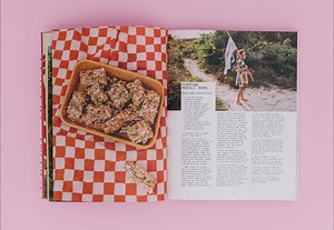 FREE SHIPPING ON OUR NEW ISSUE !⁠ (FOR AU, EU, USA UK! 🌈 🍒 🌸⁠)⁠ ⁠ ONLY UNTIL SUNDAY MIDNIGHT !⁠ ⁠ This issue is packed with many good things. So much holiday reading and making !⁠ ⁠ 💥 Interview with the queen of parenting (and common sense) @maggiedent who has many many helpful things to share.⁠ 💥 Sibling Rivalry - Why do siblings fight and how you can support them through it⁠ 💥 How to make your own zine (perfect for kids aged 8 )⁠ 💥 Incredible Salad recipes from the best salad maker arou