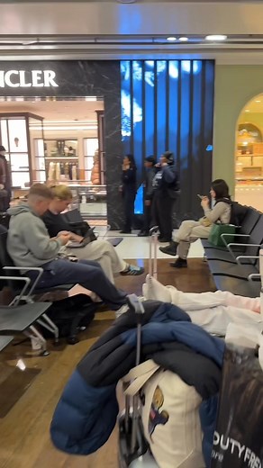 59K views · 111 reactions | Leder du efter synlige resultater uden salonbesøg STYLPRO Wavelength LED-ansigtsmasken kombinerer røde, blå og nær-infrarøde LED'er for målrettet hudpleje. - Rødt lys stimulerer kollagenproduktionen - Blåt lys fremmer en klarere hudtone - Balance mode giver en generel opfriskning til huden ⭐ Tusindvis af brugere elsker deres strålende resultater Shop nu og afslør din ungdommelige hud. | Stylpro DN | Facebook